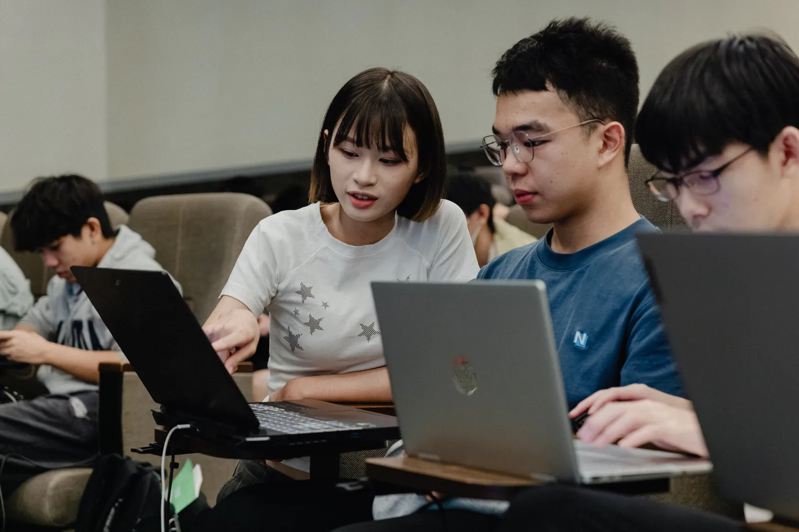 隊輔指著筆電螢幕向學員說明