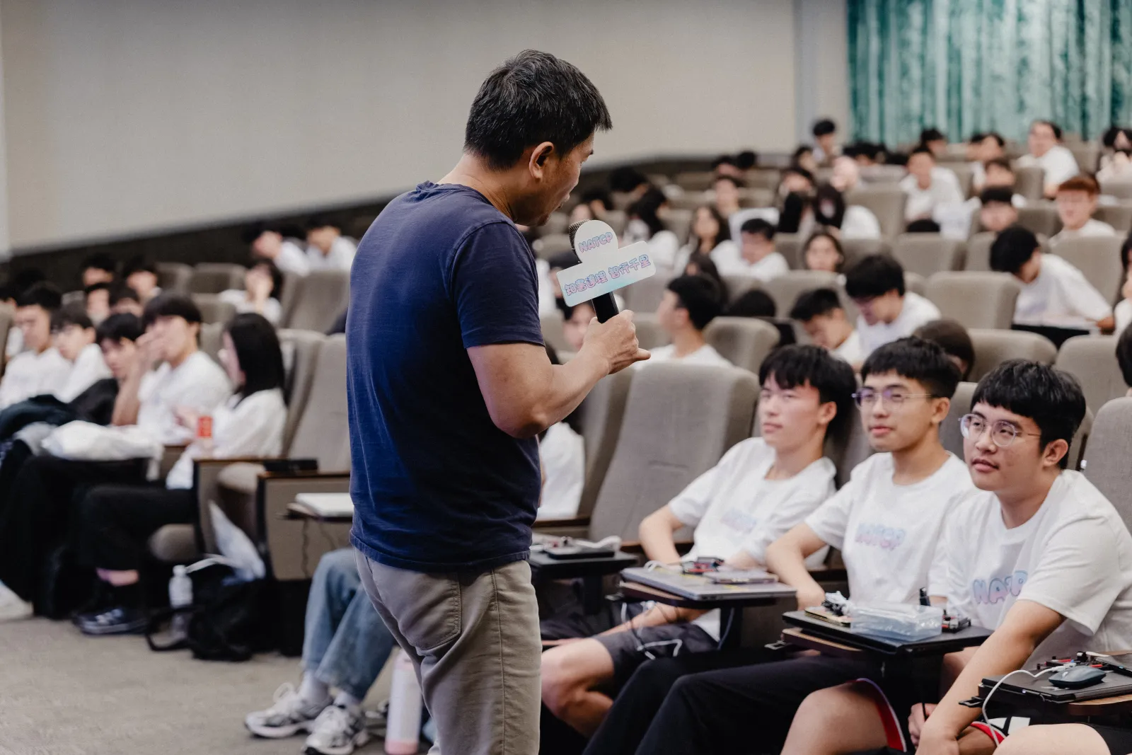 教授走到學員座位旁回答問題