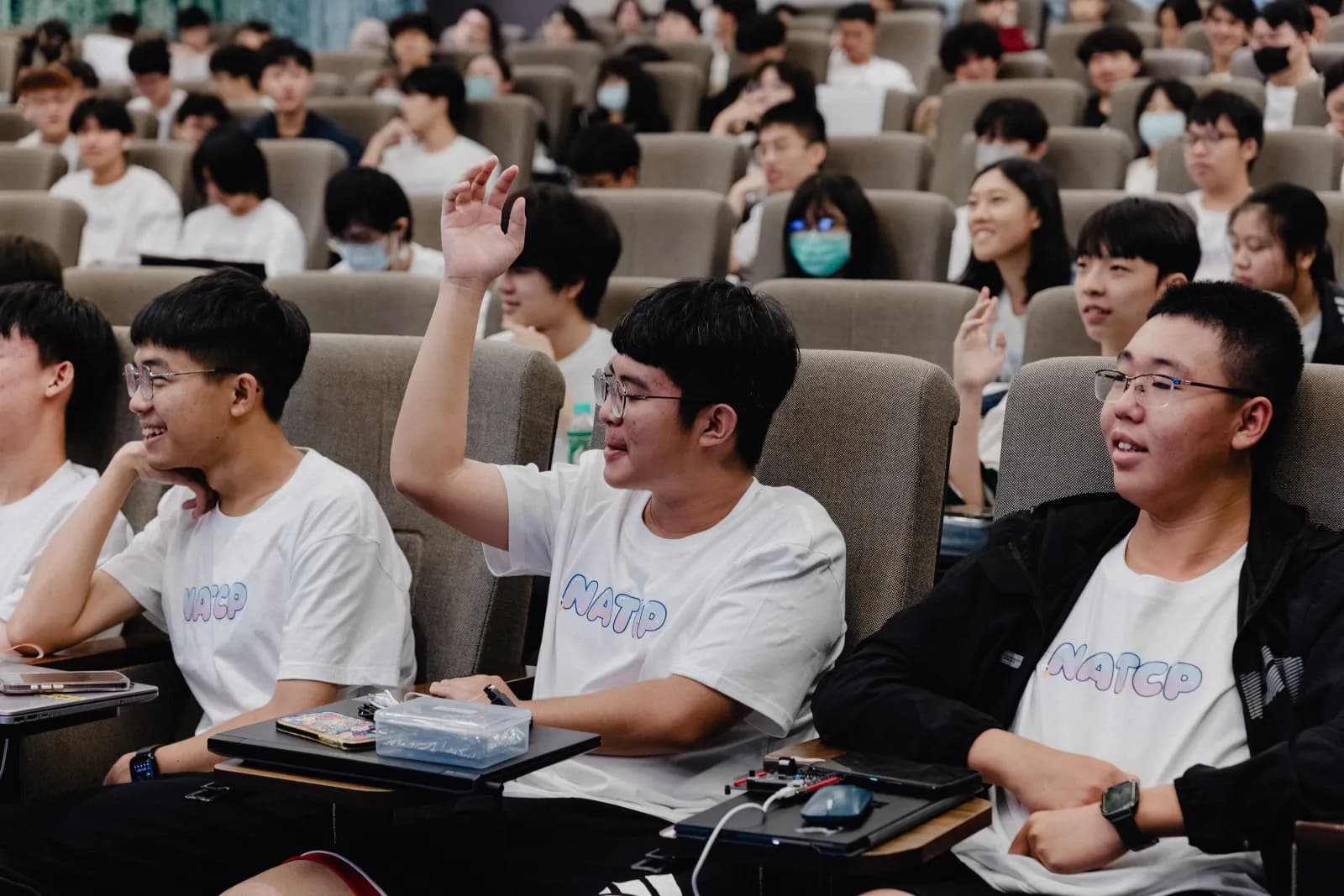 學員在課堂上舉手提問